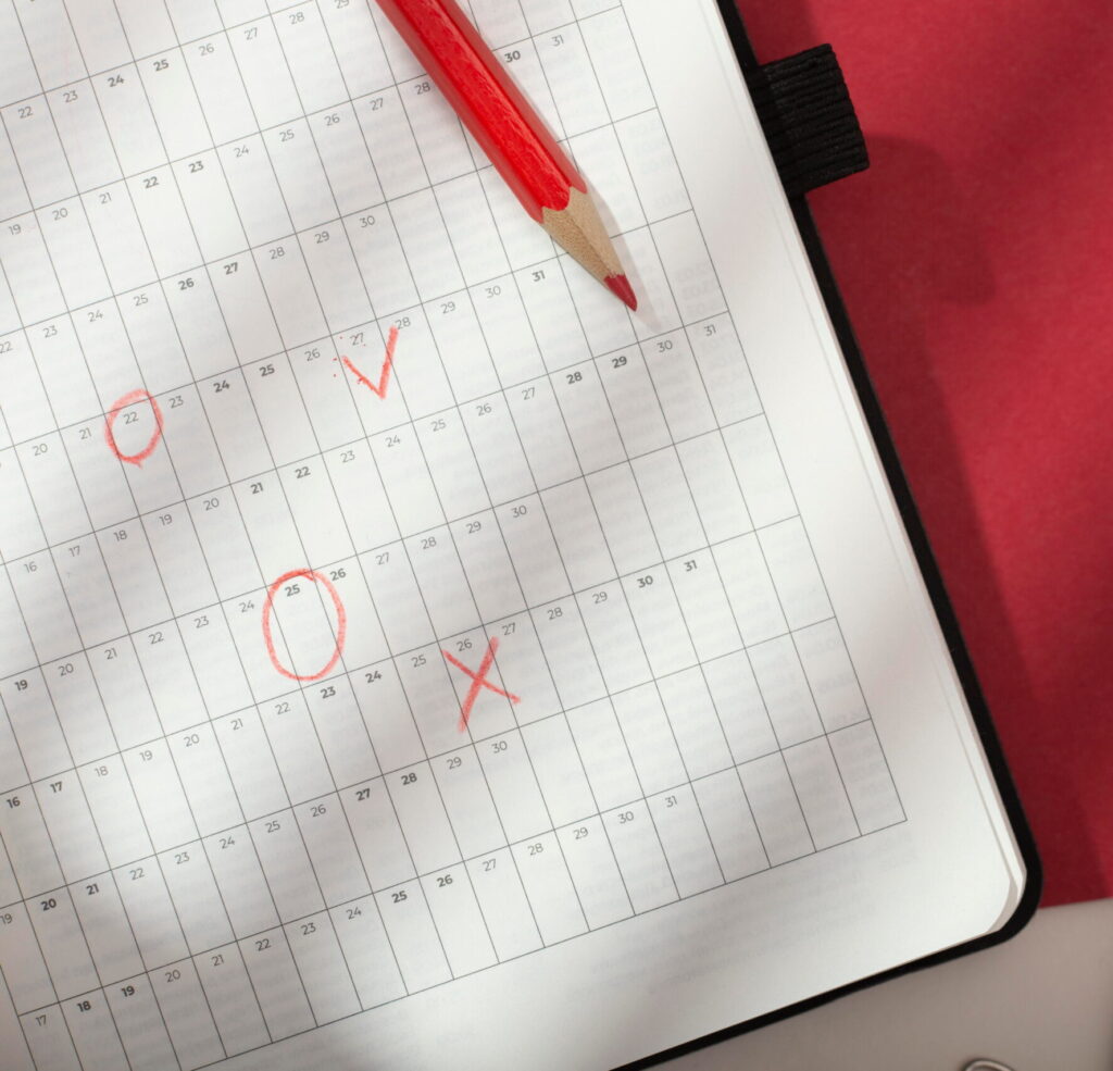 view-desk-arrangement-with-glasses (1) Imagem de uma agenda vazia